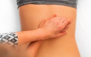 physiothérapeute effectuant un massage du dos